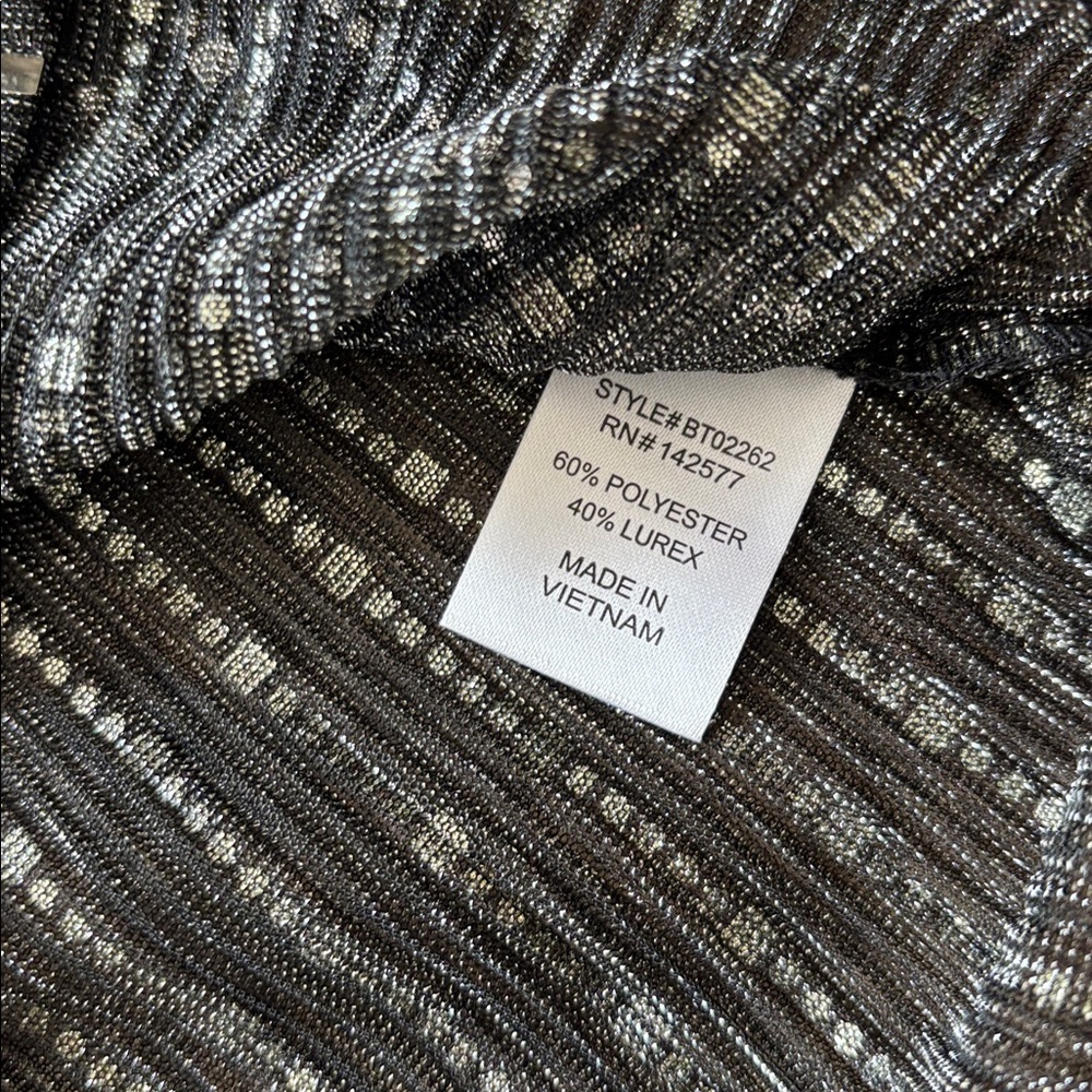 Blashe women's black and silver metallic striped flutter top size medium new - Picture 6 of 10